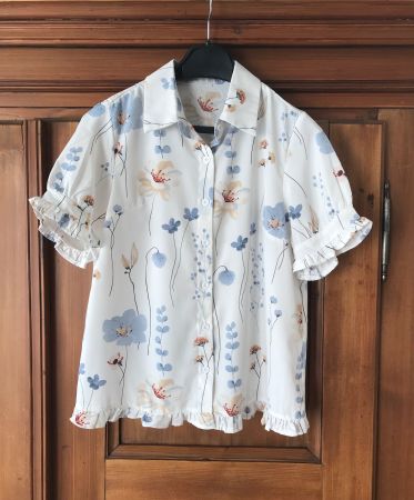 Damen Bluse weiss mit Blumenmuster kurzarm Grösse S (eher M)