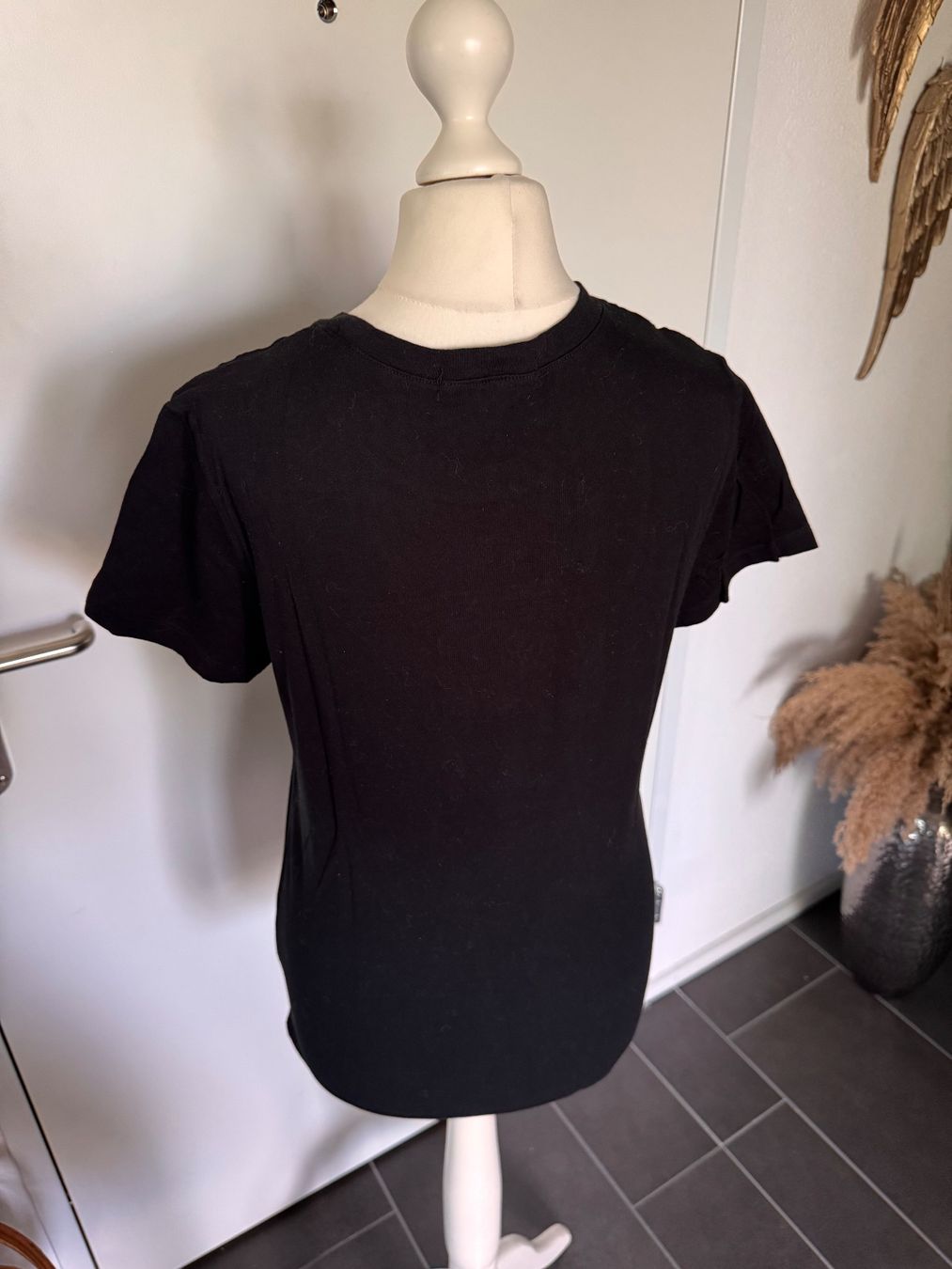 Guess T-shirt: Basic Shirt Schwarz Guess Gr. S – Usato da Rothrist venduto da Fondgruebe 2
