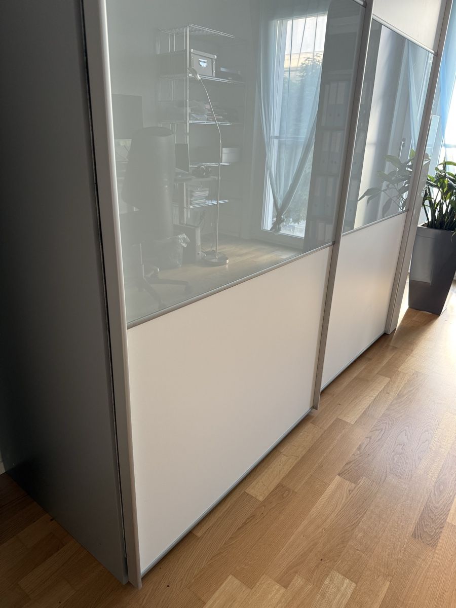 Armadi: Schrank mit zwei Schiebetüren  – Usato da Hindelbank venduto da bar_7xd8 2
