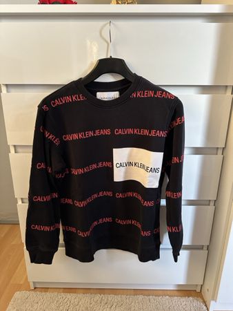 Pull Calvin Klein Jeans noir motif logo état neuf