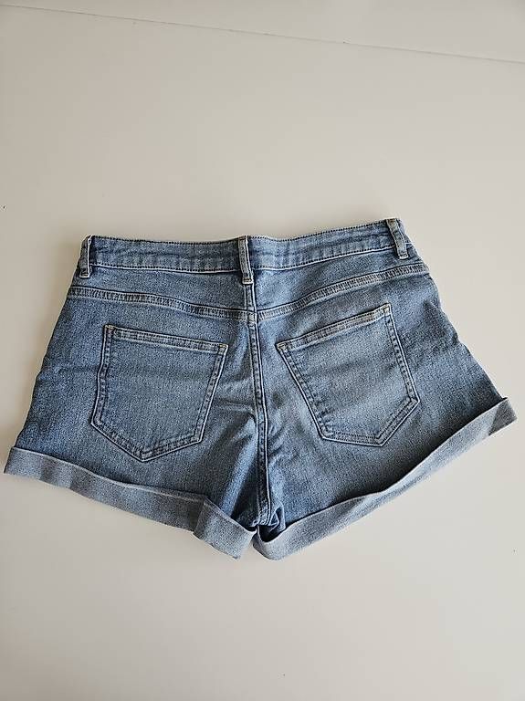 H&M Pantaloni: Jeans Shorts – Usato da Kilchberg ZH venduto da tan_g9ny 1