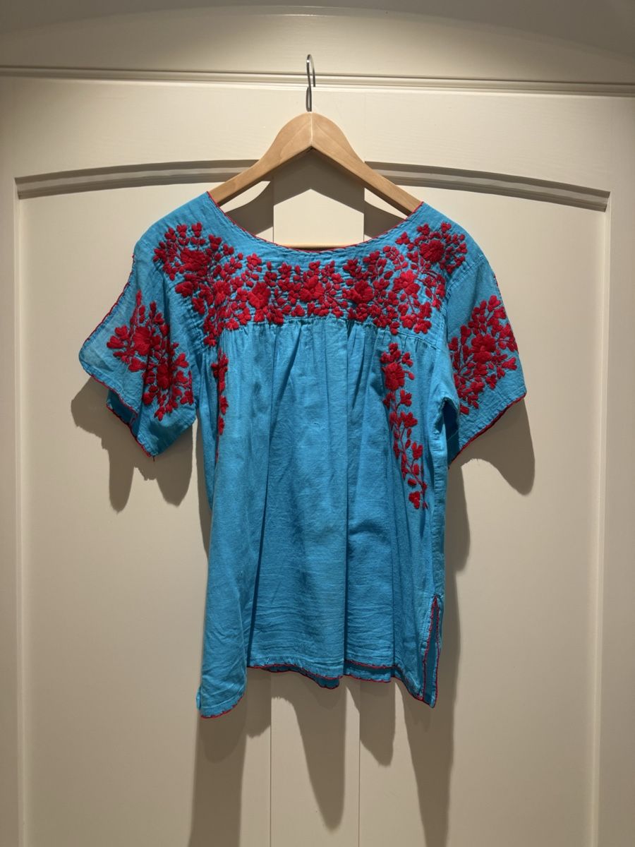 Top: Light Blue Summer Top with Red Embroidery Details. – Usato da Zürich venduto da floridiablanca 1