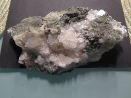 Grosser weisser Calcit mit Calcit Skalenoedern ca. 749 gr.
