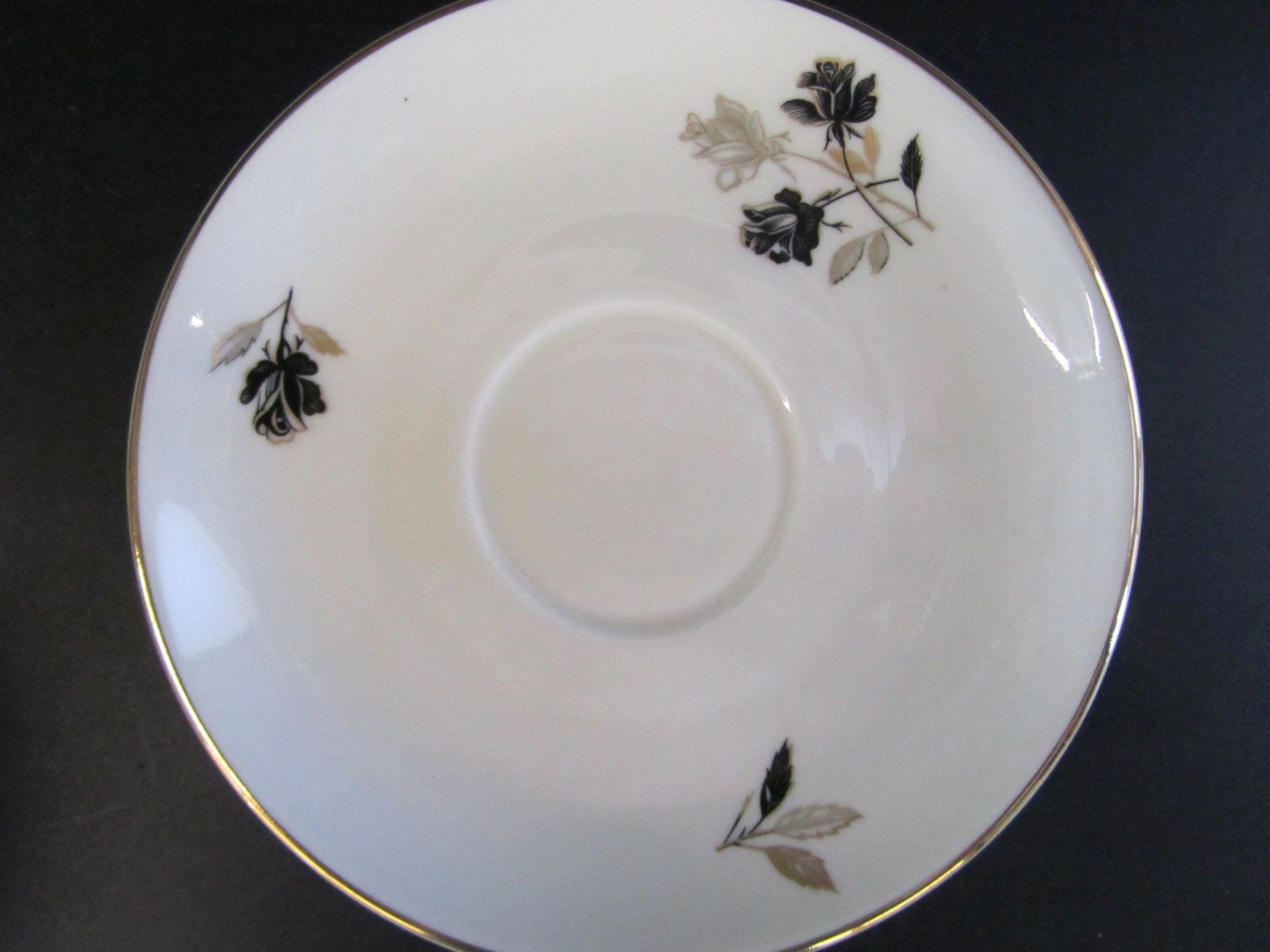 Set di piatti: Teeservice mit schwarzen Blumen – Usato da Muhen venduto da Restwert_Muhen 5