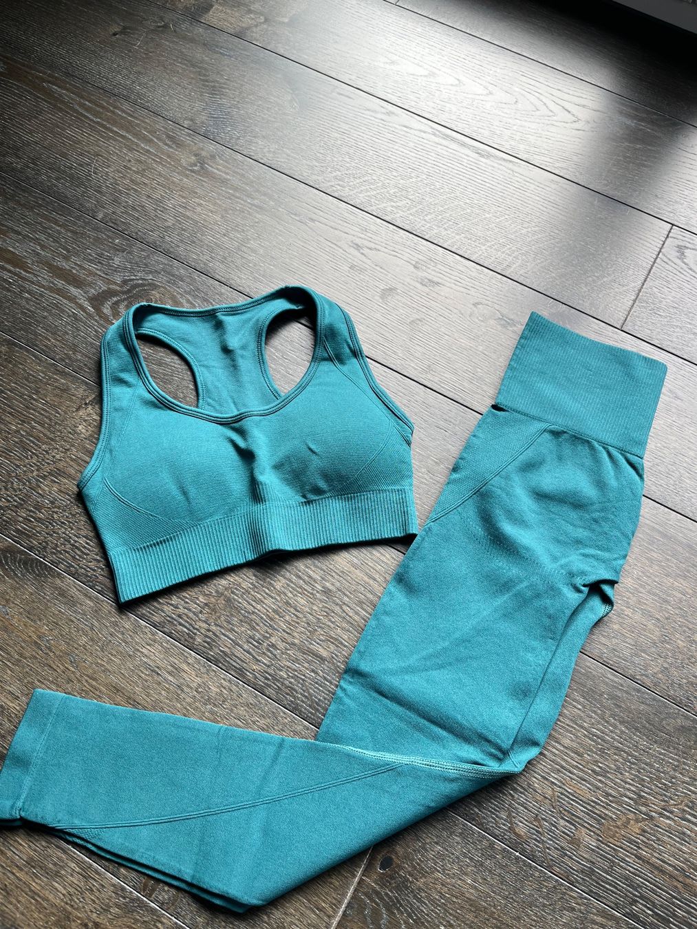 Leggings: Ensemble de sport t. s neuf – Nuovo (secondo la descrizione) da Posieux venduto da evs_57x2