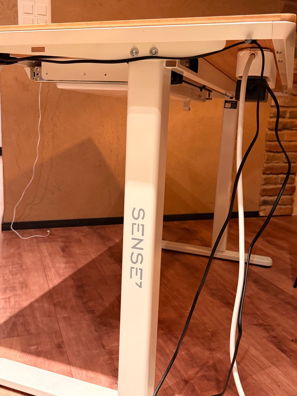 Tavoli: Elektrischer Stehtisch SENSE7 – Nuovo (secondo la descrizione) da Pfungen venduto da Panino7 5