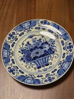 Delfter Keramikteller – Floraldekor, Vintage, signiert