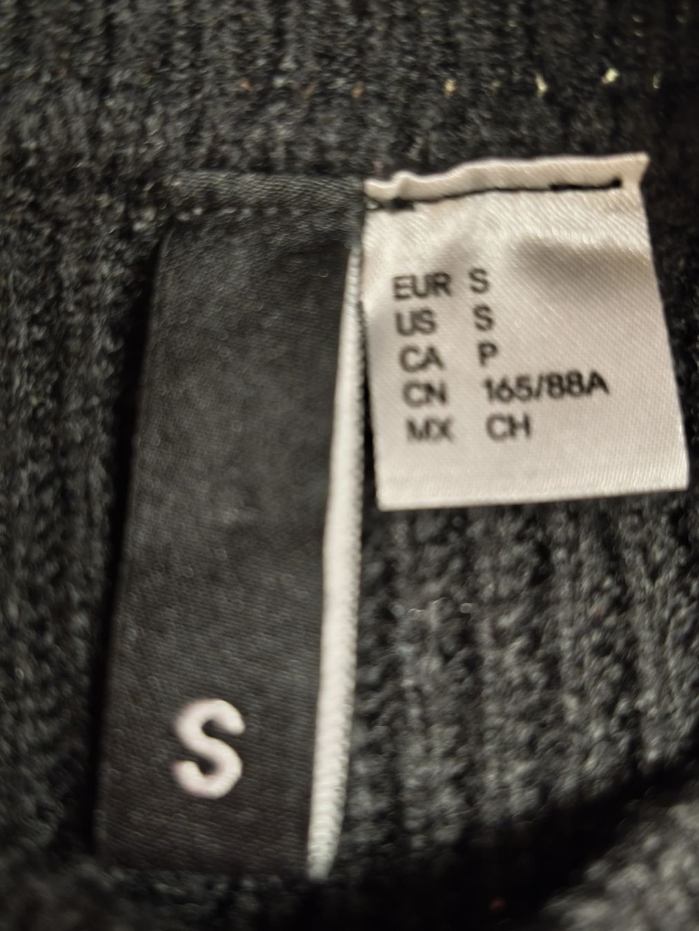 H&M Maglioni & Felpe: H&M Pullover schwarz mit Schulterausschnitt Grösse S – Nuovo (secondo la descrizione) da Emmetten venduto da SecondhandSiska 3