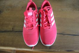 wenig getragene rote Adidas Turnschuhe in Grösse 39