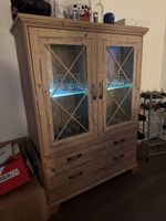 Buffetschrank Holz Landhausstil mit Gläsern und Schubladen
