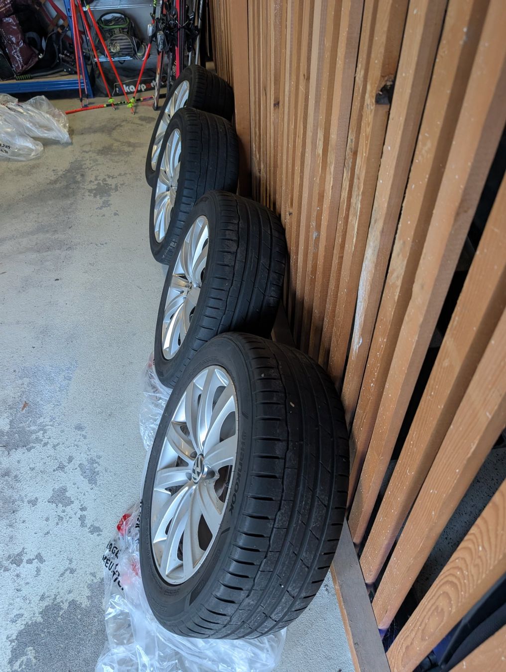 Volkswagen Felgen: VW Felgen, 17 Zoll und Sommerreifen (Zustand sehr gut)225/50 – Gebraucht aus Schaan von gor_rrx5 1