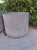 Grosser Pflanzkübel rund grau Beton gebrauchter Zustand