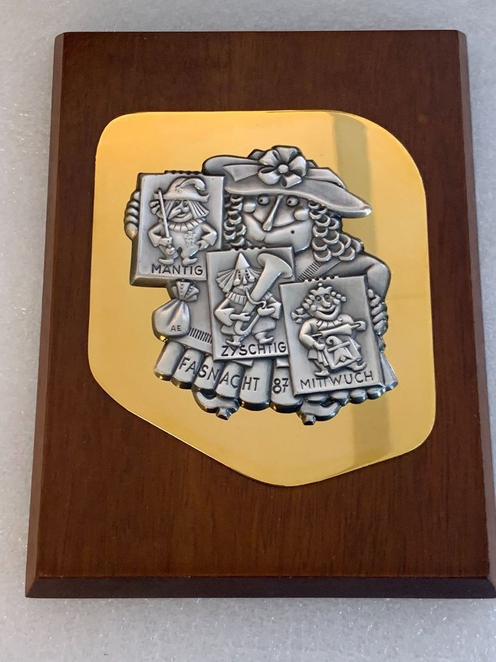 Placchette & Badge: Fasnacht Basel COMITÉ ZUGSPLAKETTE 1987 – Usato da Basel venduto da fasnachtsoutlet1965
