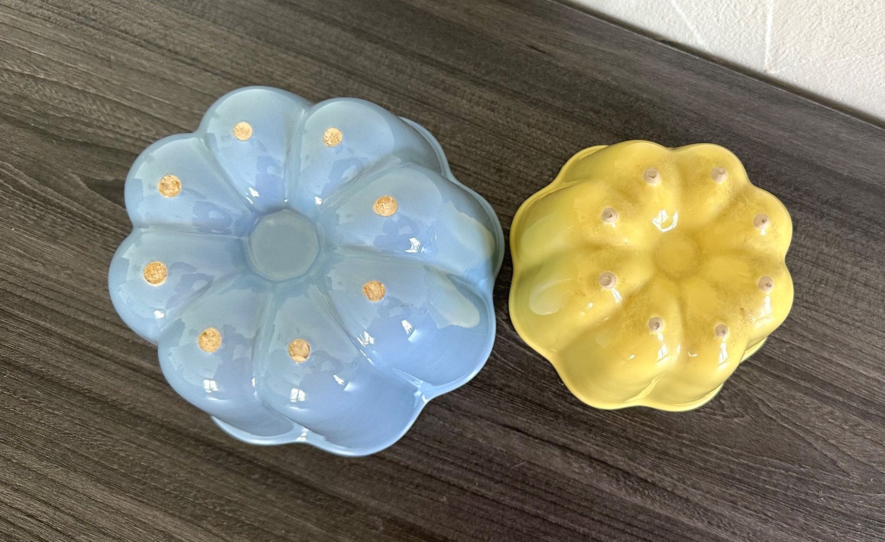 Rössler Ciotole: 2 Rössler Pudding Form, Blau & Gelb,   Ø 17/12 cm – Usato da Zürich venduto da brazerola 1