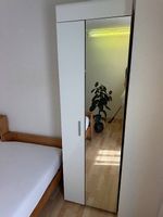 Kleiner Schrank mit Spiegel
