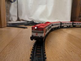 Batterie betriebene Modelleisenbahn mit Gleisen.