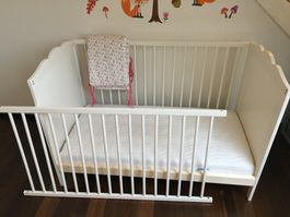 Kinderbett Holz  + Matratze aus Cocolatex+ Bettumrandung