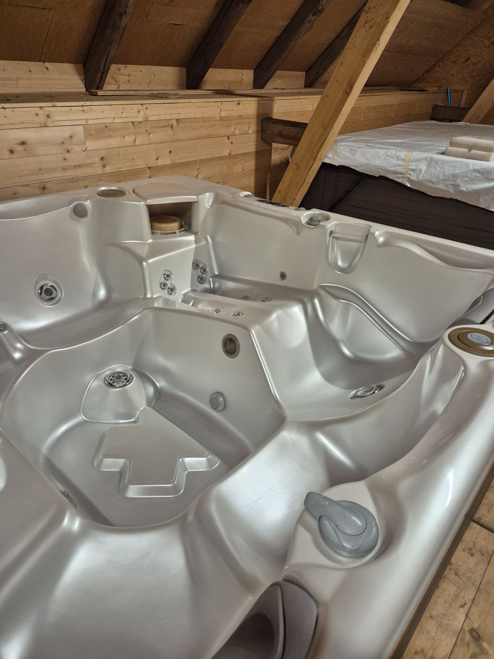 Whirlpool: Whirlpool der Marke CalderaSpa Modell Elation – Gebraucht aus Lyss von loi_tls7 1