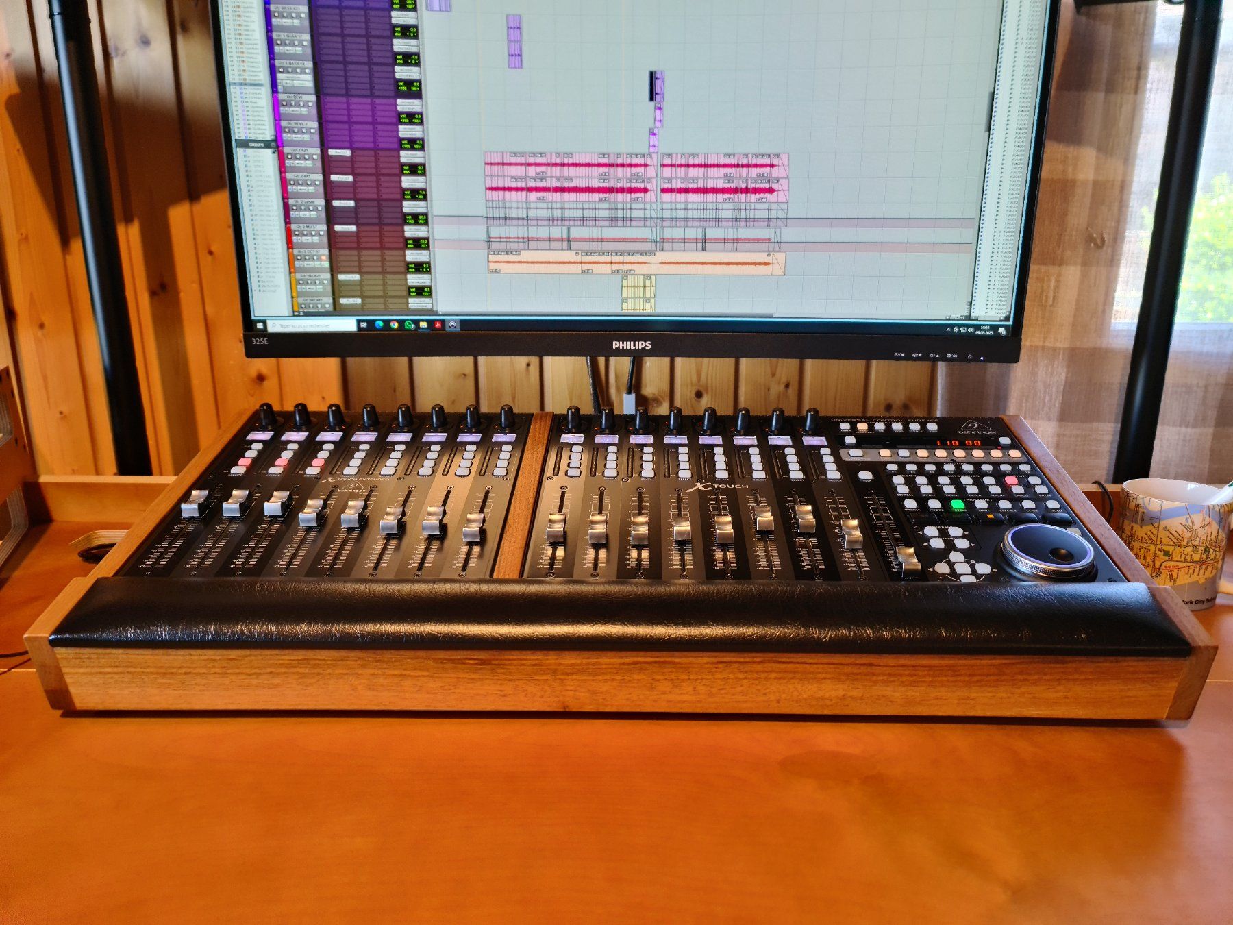 Behringer Mischpulte: Behringer X-Touch + Extender In Custom LUX Walnut Casing – Gebraucht aus Farvagny-le-Petit von dru_w5b6 5