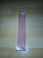 Zwei gedrehte Stabkerzen in Rosa neu in Verpackung