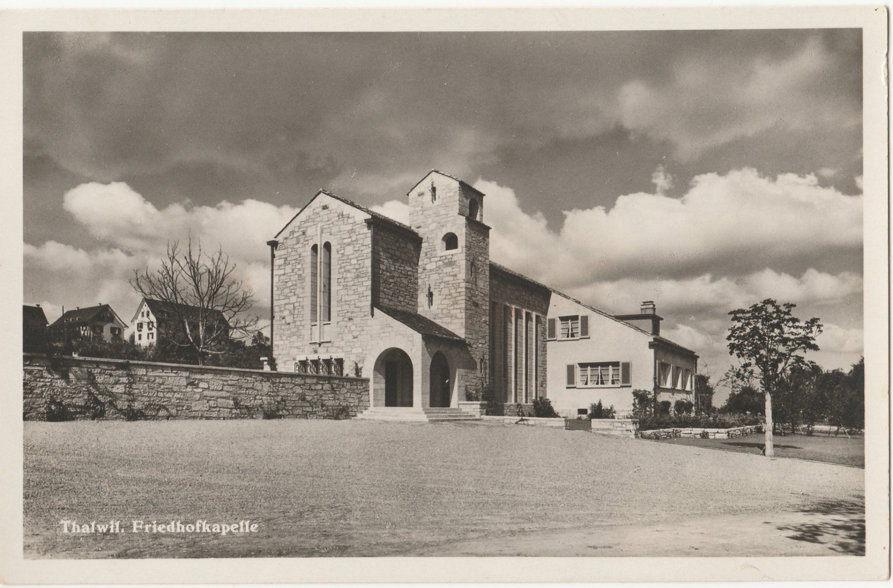 Ansichtskarten: Thalwil.  Friedhofkapelle - (1953) – Gebraucht aus Fällanden von Blausegelfliege