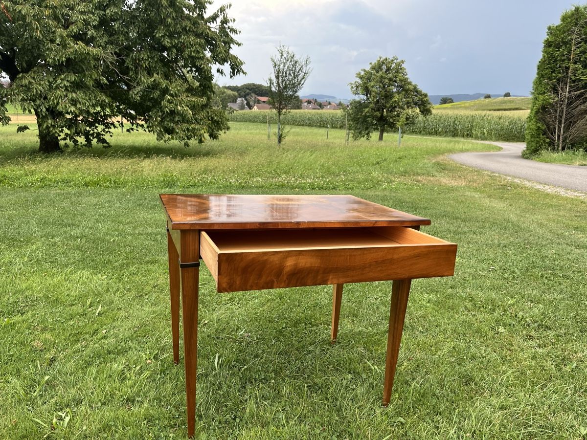 Tische: Tisch mit Schublade Massiv Holz – Gebraucht aus Allmendingen b. BE von  6