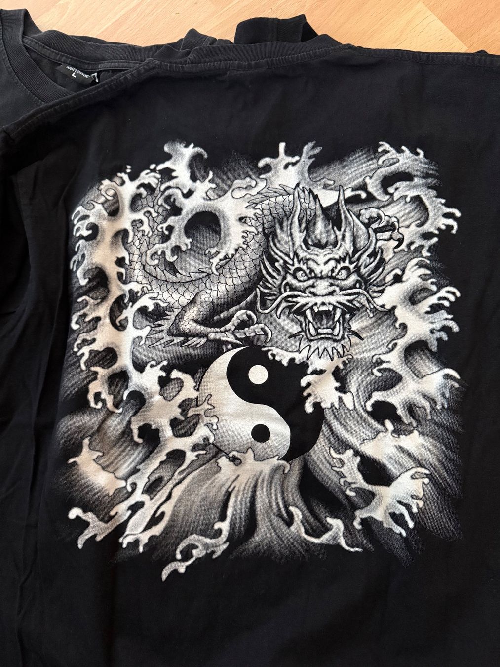 Hemden, T-Shirts & Polos: Shirt mit interessanten Motiven – Gebraucht aus Birmensdorf ZH von T_Richard 4