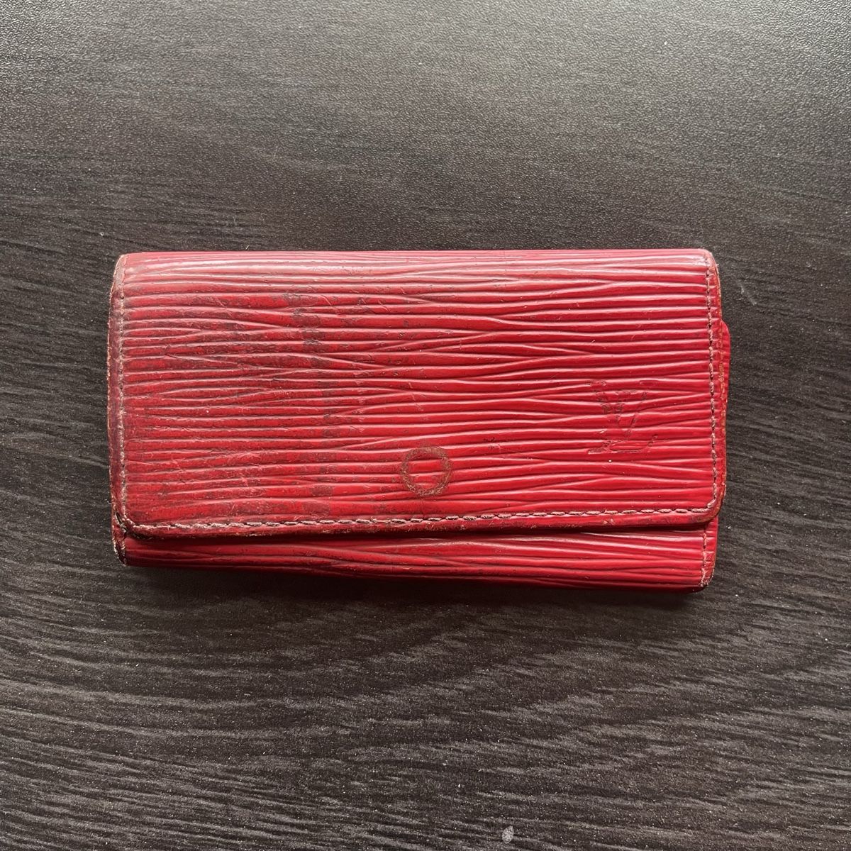 Louis Vuitton Portafogli: Vintage Louis Vuitton red key holder – Usato da Genève venduto da FoundTears