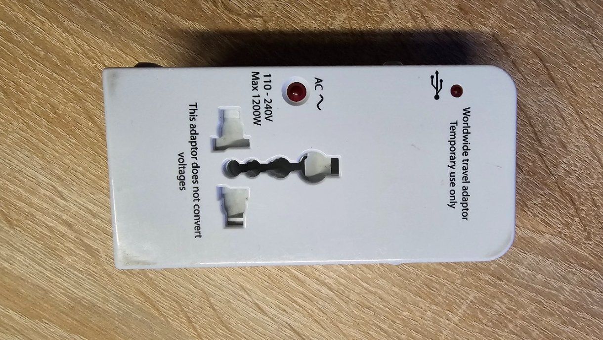 Unità & Adattatore: Reiseadapter Worldwide mit USB Anschluss – Usato da Adlikon b.Regensdf venduto da Cappo 2