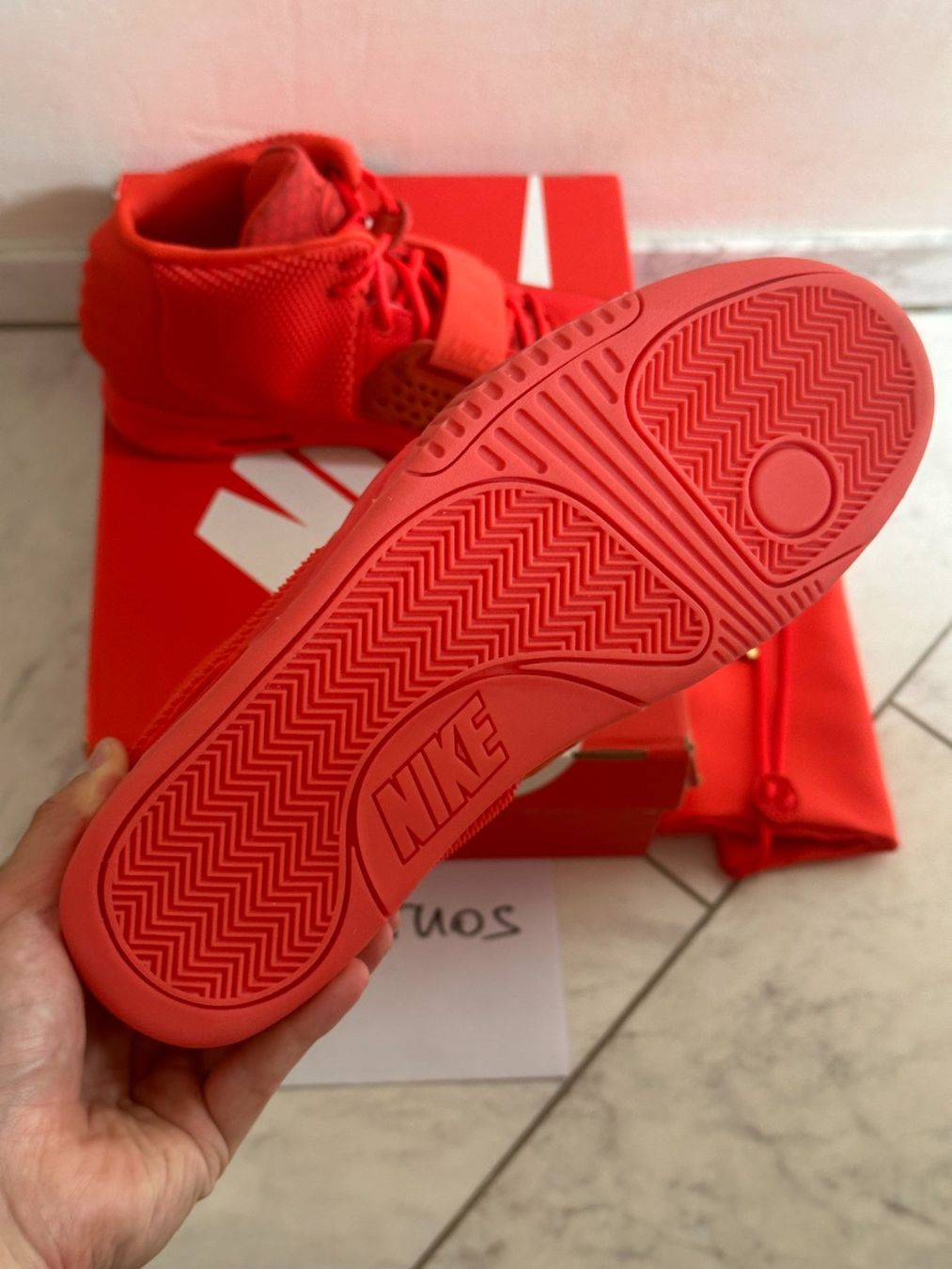Nike Scarpe da uomo: Nike Air Yeezy 2 SP Red October Authentic Deadstock US 13 – Nuovo (secondo la descrizione) da Zürich venduto da maruos 7