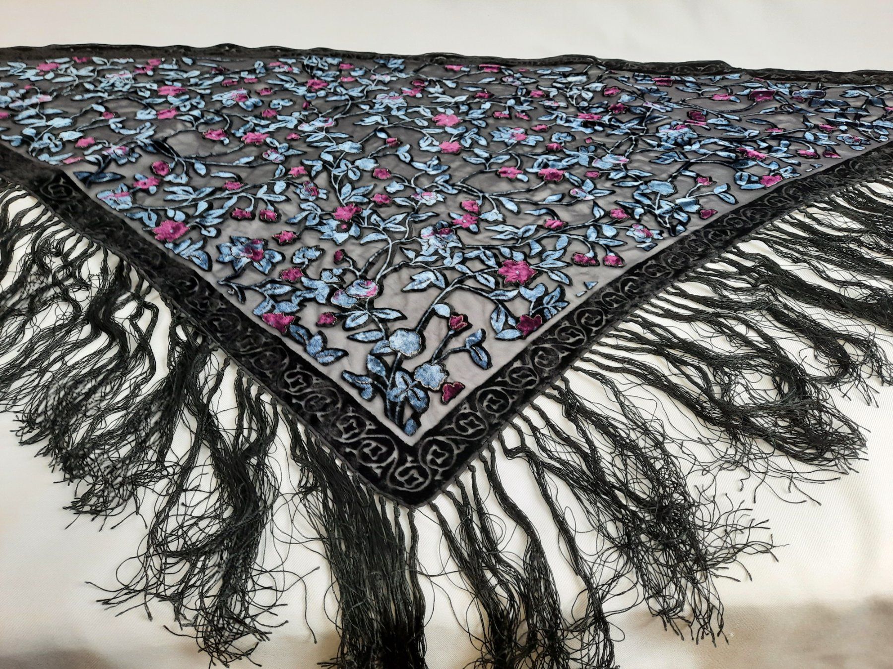 Foulard & Sciarpe: Seidensamt Schal mit Fransen – Usato da Beinwil am See venduto da Restwert_Beinwil 9