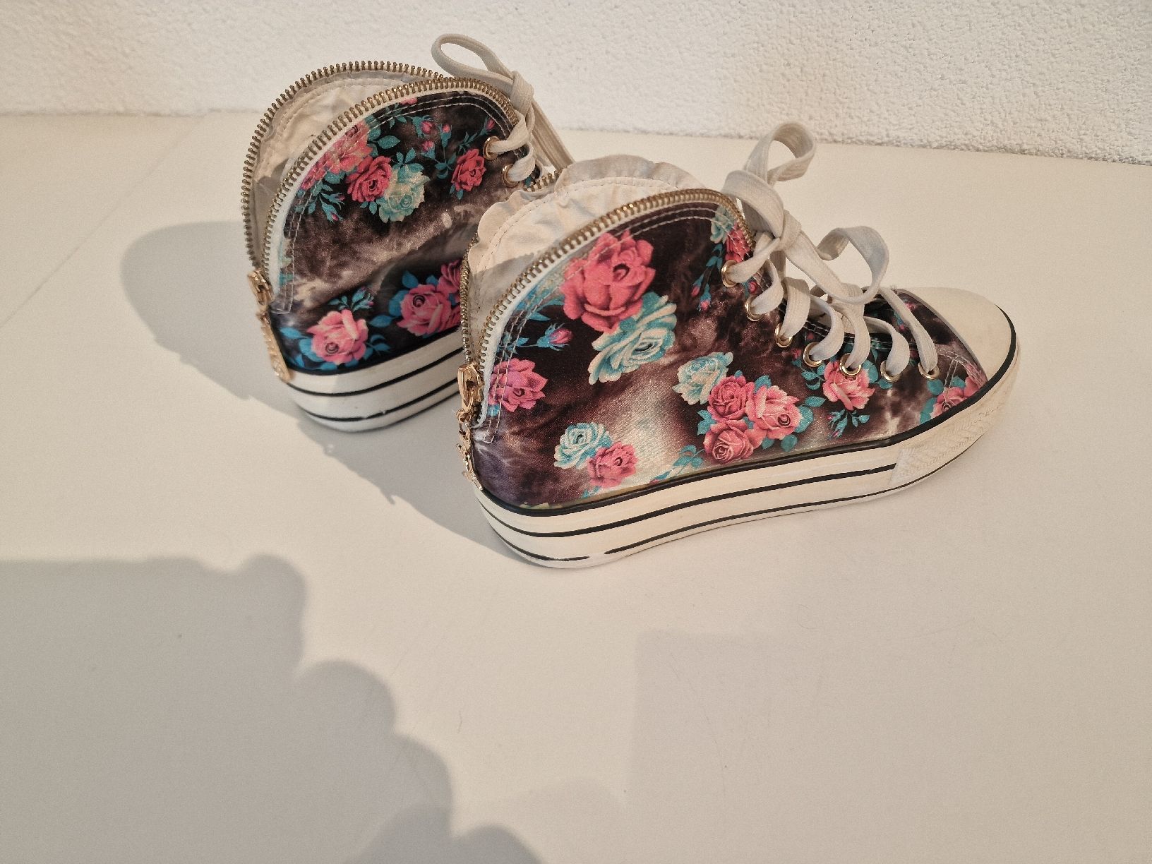 Scarpe per ragazze: Sneakers mit Blumenmuster, Stoff, Grösse 38.5 – Usato da St. Margrethen SG venduto da Goldig 4