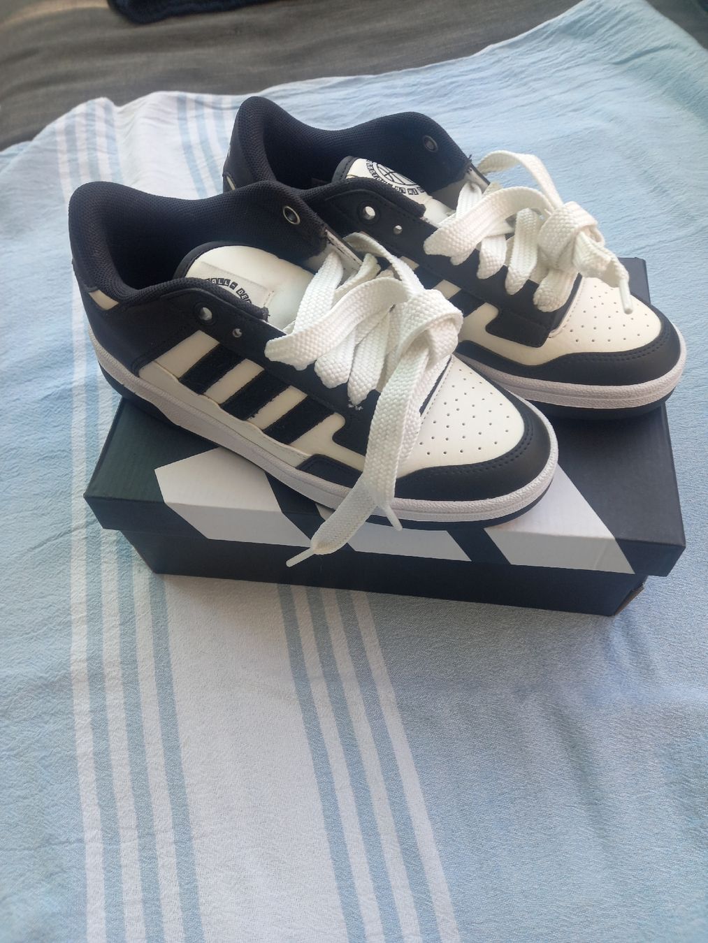 Scarpe da uomo: baskettes adidas taille 36 2/3 – Nuovo (secondo la descrizione) da crissier venduto da sgo_d9dl 1