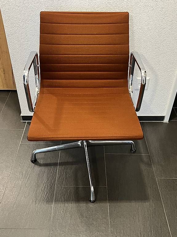 Sedie: Vitra Aluminium Chair Hopsack EA 104 – Usato da Winkel venduto da Charass91 1