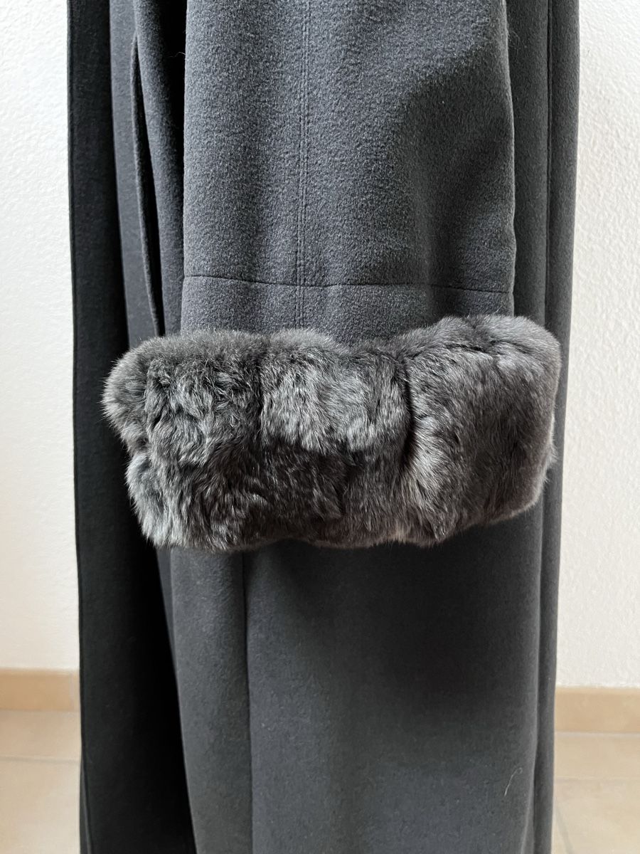Cappotti: Kaschmirmantel Grau mit eingefärbtem Chinchillapelz Gr. 44 – Usato da Sirnach venduto da Gozogo 5