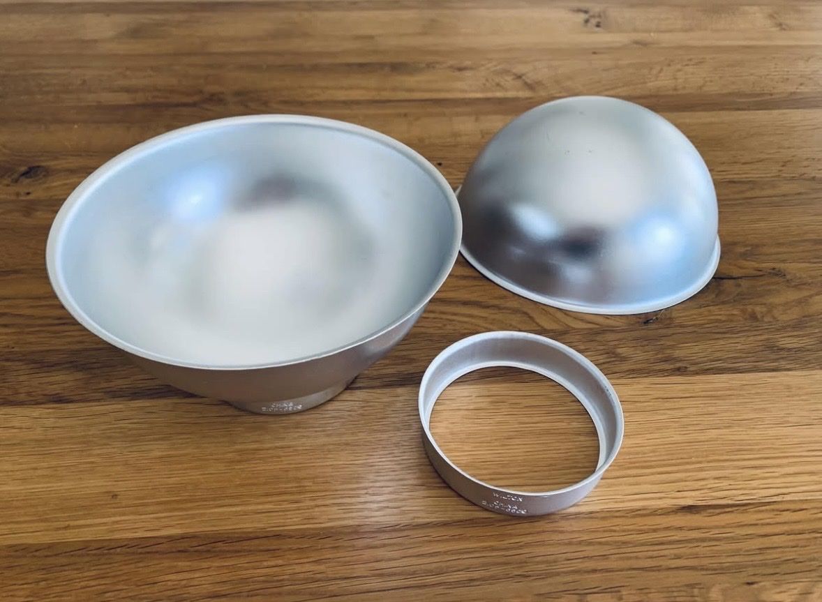 Teglie da forno: Wilton - 3D Sport Ball Cake Pan – Nuovo (secondo la descrizione) da Basel venduto da ira2005