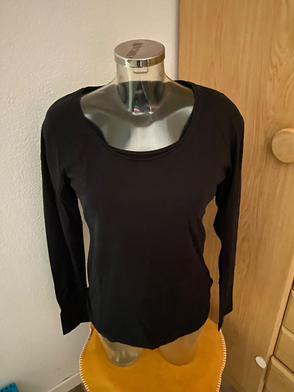 H&M T-shirt: H&M langarm Shirt schwarz Grösse L – Usato da Allenwinden venduto da Obalu 1