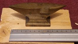 Kleiner Amboss aus Messing. 725g.