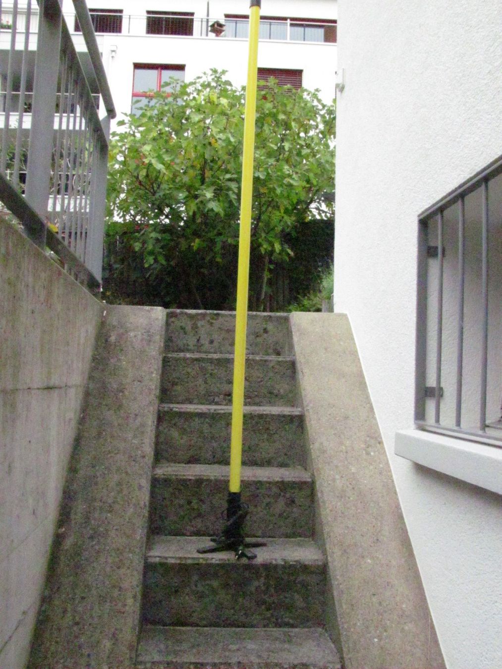 Lampade: Gelbe Stehlampe – Usato da Uznach venduto da Bimbolino
