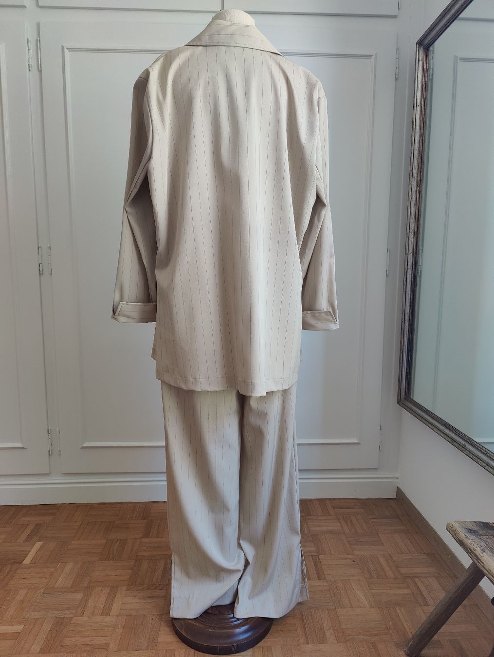 Anzüge & Kostüme: Beige Pinstripe Two-Piece Set Oversized Pantsuit – Neu (gemäss Beschreibung) aus La Tour-de-Peilz von dAutrefois 2