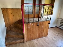 Podest mit Geländer und Treppe