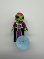 Lego Minifigur Alien mit pinker Kleidung und grünen Kopf