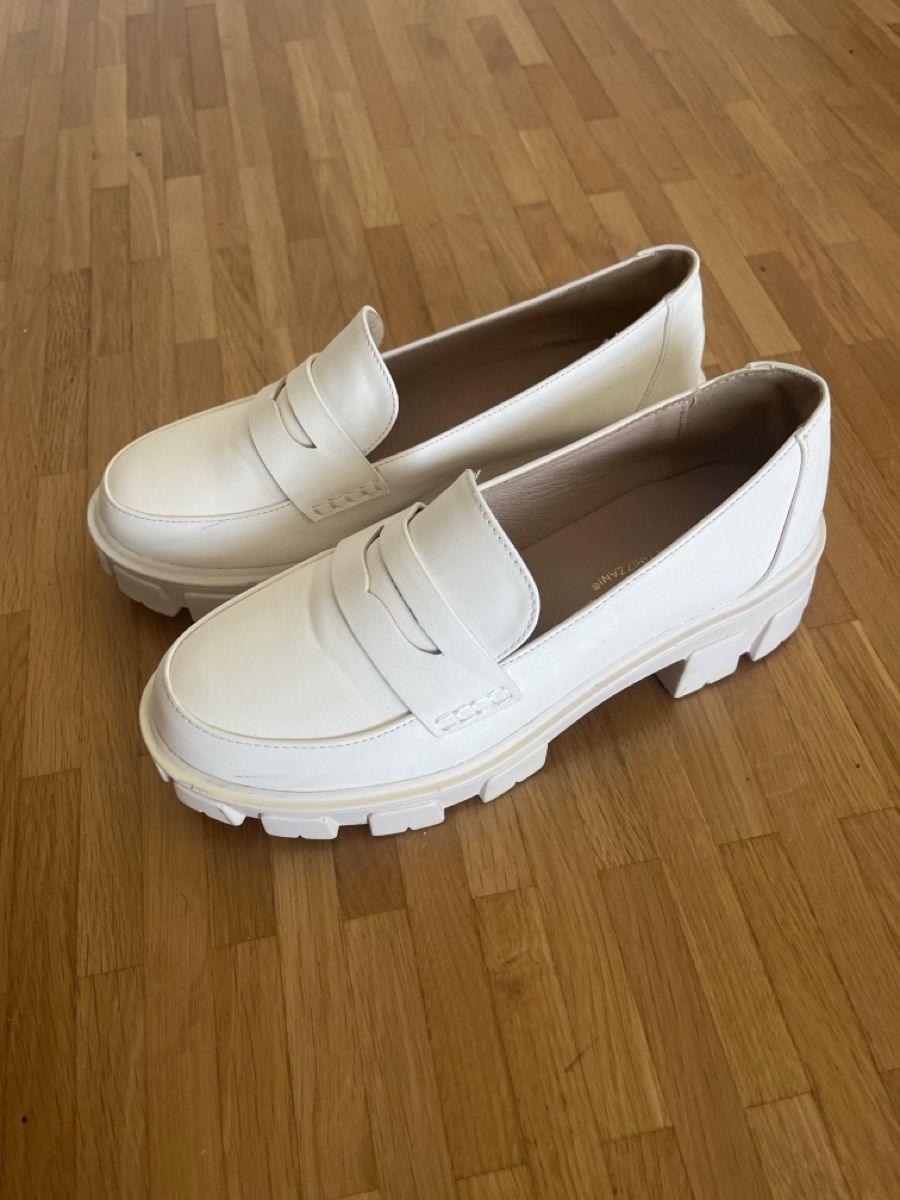 Damenschuhe: Weisse Loafers – Gebraucht aus Aarau Rohr von peg_yld8
