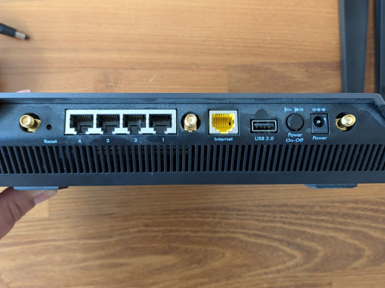 Netgear Modem & Router: Netgear Nighthawk R7000 AC1900 WLAN-Router + Netzteil – Usato da Zürich venduto da Ueli20000 3
