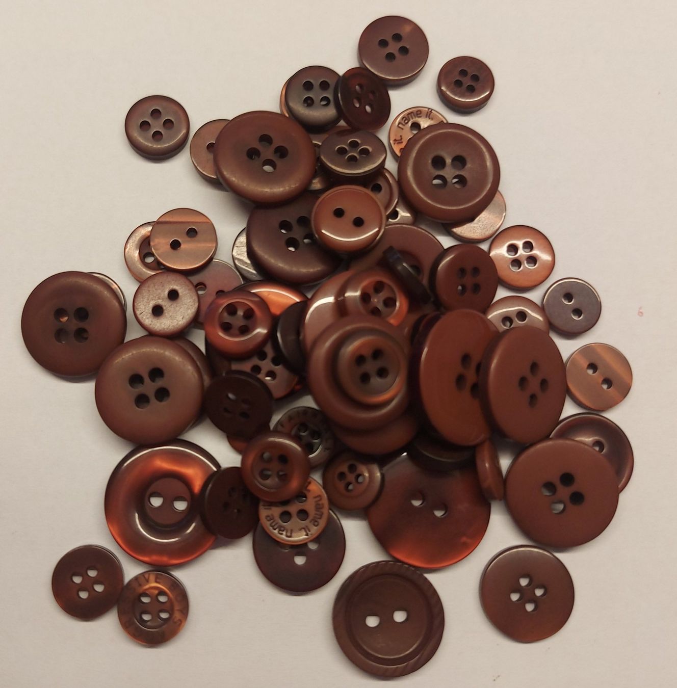 Knöpfe: 73g Knopfsammlung  mix  buttons – Neu (gemäss Beschreibung) aus Langenthal von zelgaz