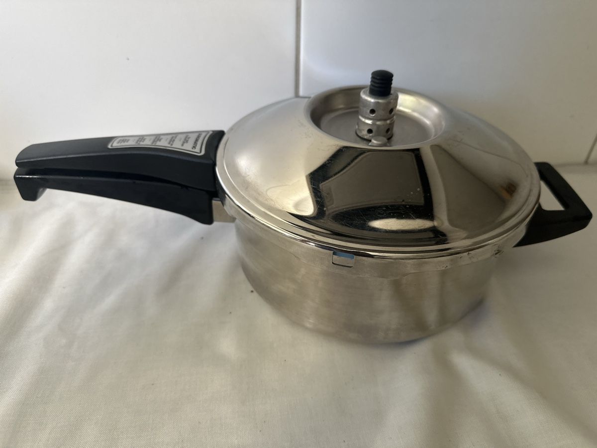 Duromatic Pfannen: Dampfkochtopf DUROMATIC 2,5 Liter gebraucht – Defekt aus Zürich von Chaeffeler