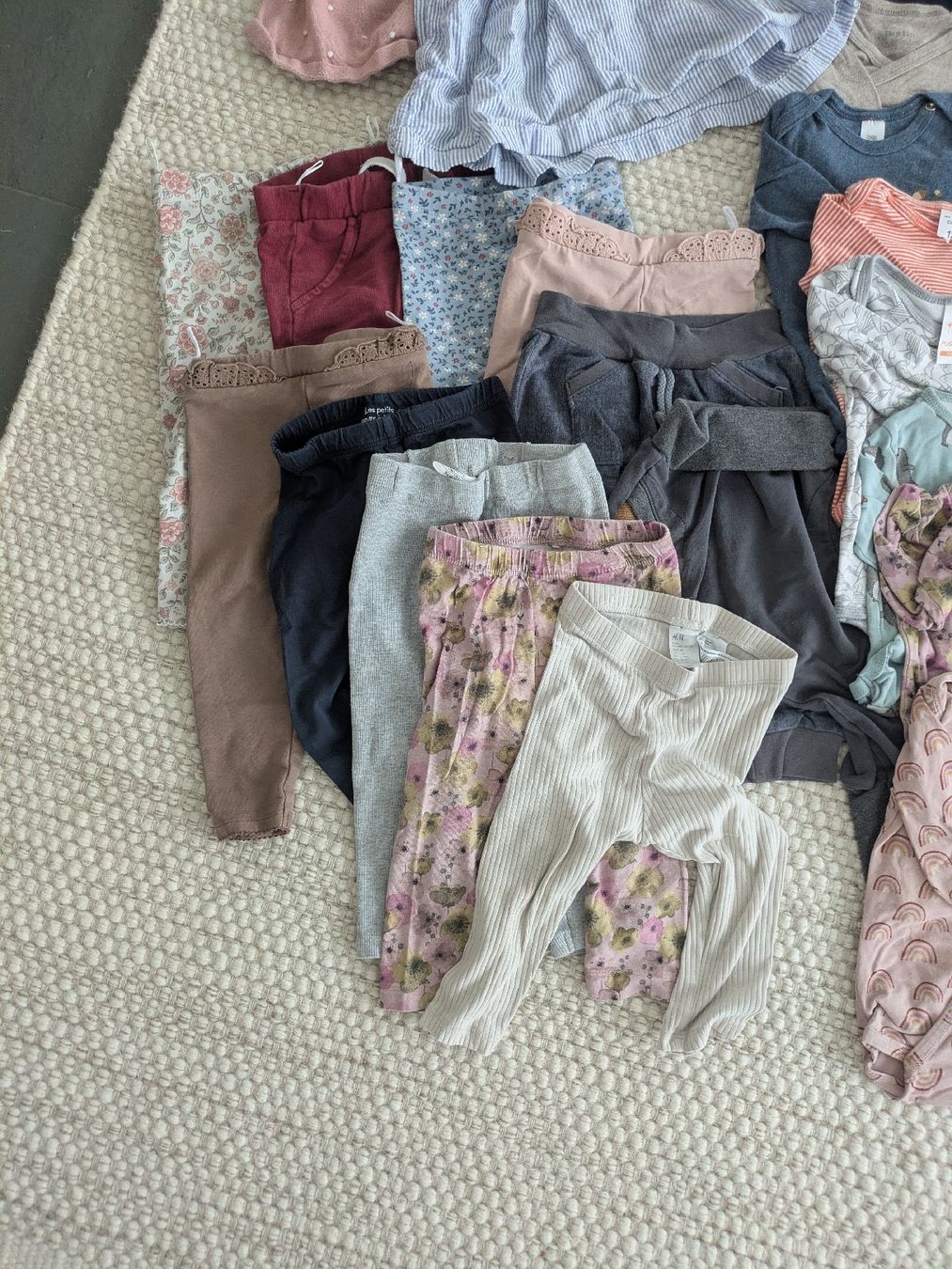 Kleiderpakete & -sets: Mädchenkleidee 80, 40 Stück  – Gebraucht aus Wädenswil von traviataa 3