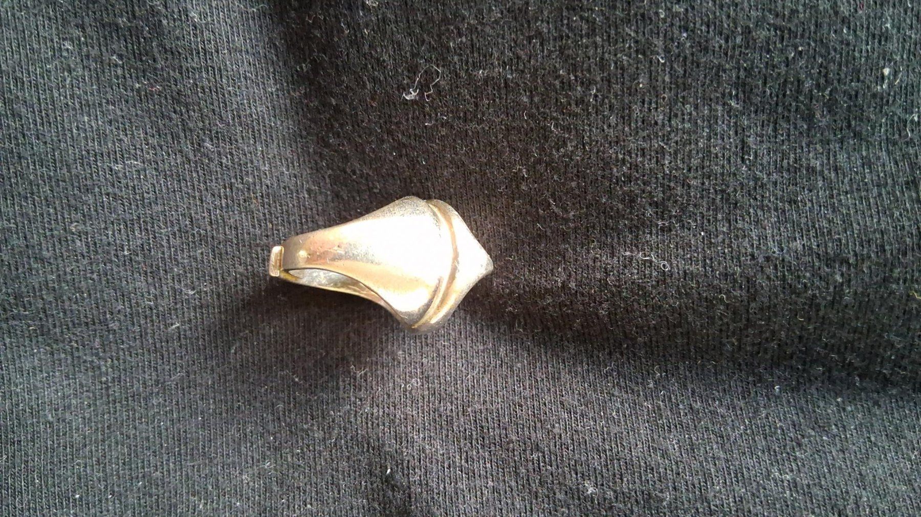 Anelli: Ring mit besonderem Design – Usato da Worb venduto da ucluelet 3