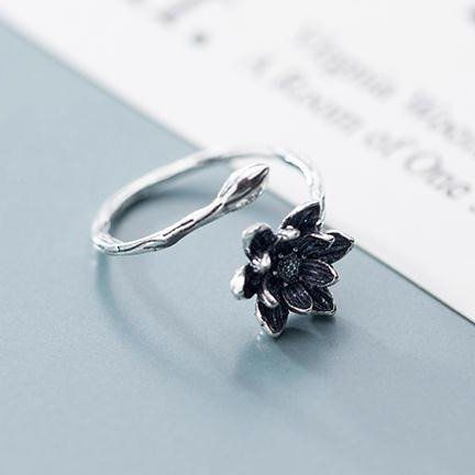 Anelli: Schwarzer Blumen Ring aus Silber – Nuovo e nell'imballaggio originale da Wil SG venduto da Veratier 3