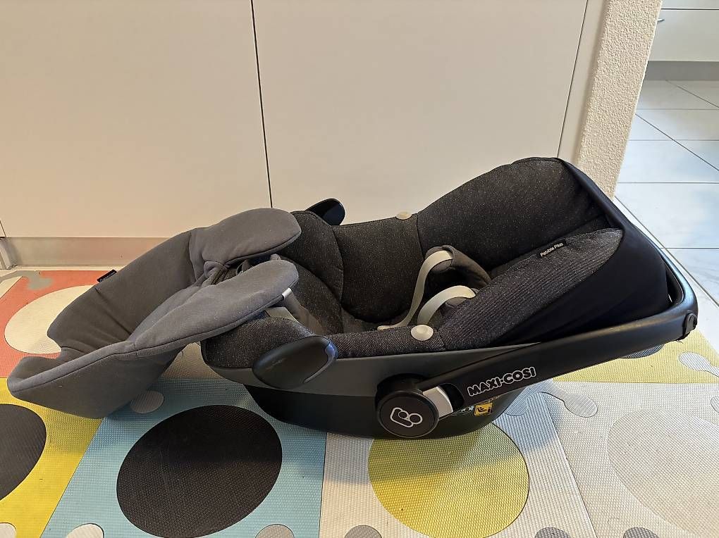 Maxi-Cosi Seggiolini per auto: Kindersitz Babyschale Maxi Cosi mit 2 Stationen Auto – Usato da Birmensdorf ZH venduto da Niller01